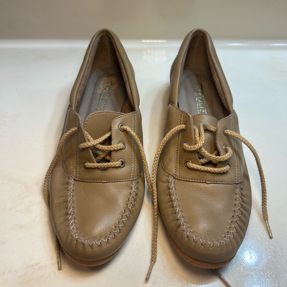 Naturalizer tan lace up leather loafers size 7.5 in excellent condition